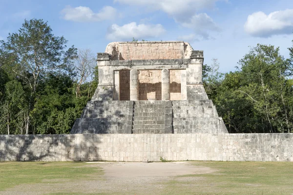 Vista de parte del complejo arqueológico Chichén Itzá, uno de los sitios más visitados de México — Foto de Stock