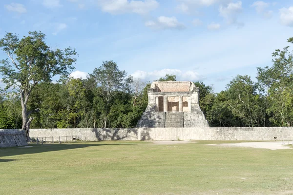 A view of part of the archaeological complex Chichen Itza, one of the most visited sites in Mexico — Stock Photo, Image