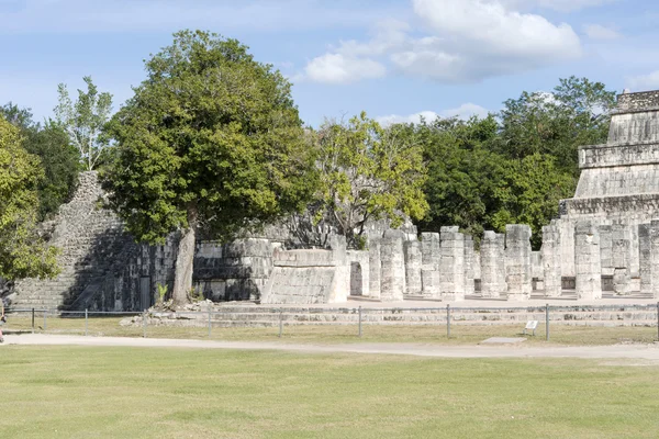 Vista de parte del complejo arqueológico Chichén Itzá, uno de los sitios más visitados de México — Foto de Stock