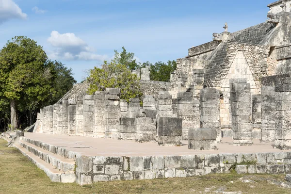 Vista de parte del complejo arqueológico Chichén Itzá, uno de los sitios más visitados de México — Foto de Stock