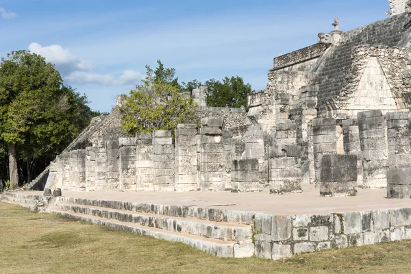 Vista de parte del complejo arqueológico Chichén Itzá, uno de los sitios más visitados de México — Foto de Stock