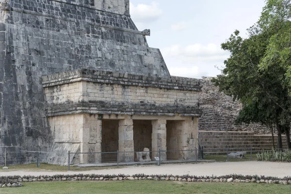 A view of part of the archaeological complex Chichen Itza, one of the most visited sites in Mexico — Stock Photo, Image