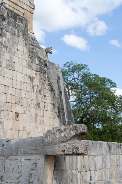 A view of part of the archaeological complex Chichen Itza, one of the most visited sites in Mexico — Stock Photo, Image