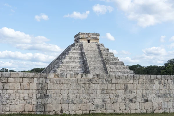 Vista de parte del complejo arqueológico Chichén Itzá, uno de los sitios más visitados de México — Foto de Stock