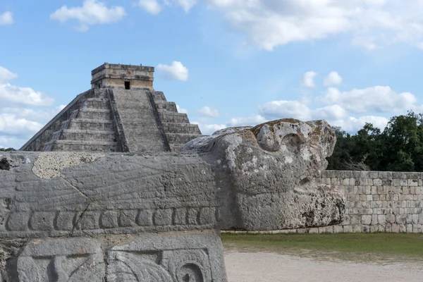 Vista de parte del complejo arqueológico Chichén Itzá, uno de los sitios más visitados de México — Foto de Stock