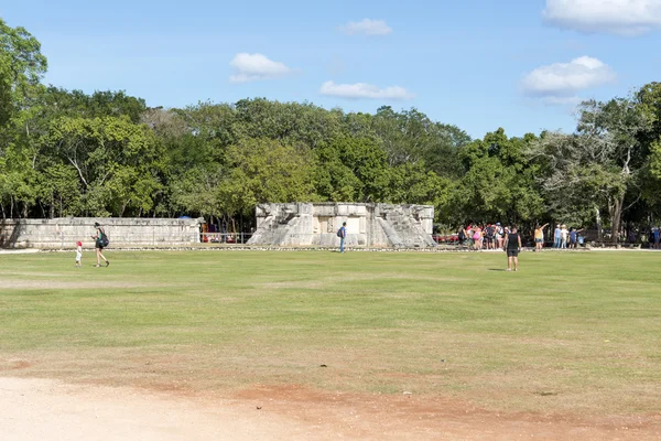 Tourists visiting Chichen Itza, one of the most visited sites in Mexico. — Stock Photo, Image