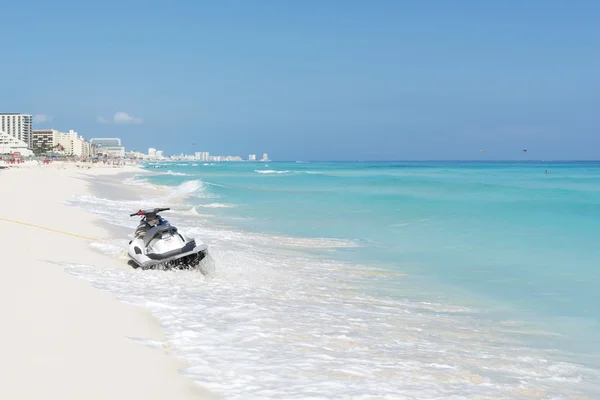 I turisti godono il tempo soleggiato e rilassante sulla bellissima spiaggia di Cancun, Messico — Foto Stock
