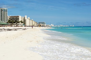 Turistler güneşli havalarda ve Cancun, Meksika için güzel sahilde rahatlatıcı keyfini çıkarın