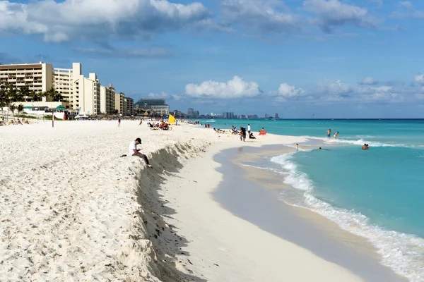 Los turistas disfrutan del clima soleado y relajarse en la hermosa playa en Cancún, México — Foto de Stock