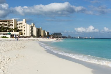 Turistler güneşli havalarda ve Cancun, Meksika için güzel sahilde rahatlatıcı keyfini çıkarın
