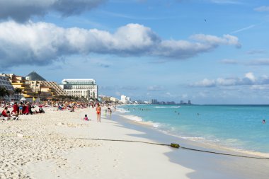 Turistler güneşli havalarda ve Cancun, Meksika için güzel sahilde rahatlatıcı keyfini çıkarın