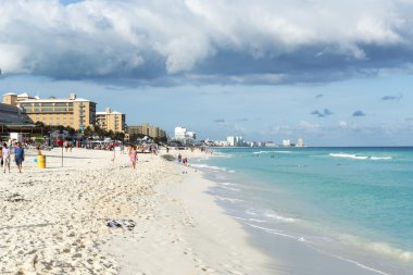 Turistler güneşli havalarda ve Cancun, Meksika için güzel sahilde rahatlatıcı keyfini çıkarın