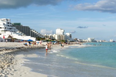 Turistler güneşli havalarda ve Cancun, Meksika için güzel sahilde rahatlatıcı keyfini çıkarın