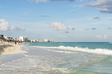 Turistler güneşli havalarda ve Cancun, Meksika için güzel sahilde rahatlatıcı keyfini çıkarın