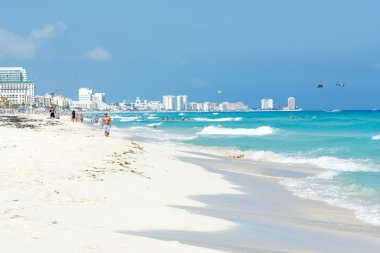 Turistler güneşli havalarda ve Cancun, Meksika için güzel sahilde rahatlatıcı keyfini çıkarın