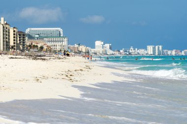 Turistler güneşli havalarda ve Cancun, Meksika için güzel sahilde rahatlatıcı keyfini çıkarın