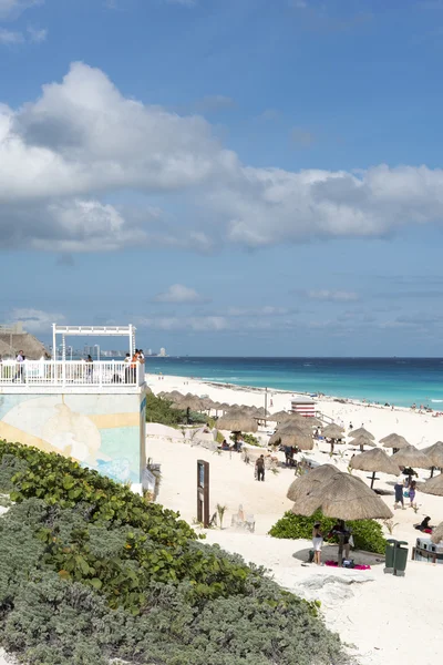 Touristen genießen das sonnige Wetter und entspannen sich am schönen Strand in Cancun, Mexiko — Stockfoto