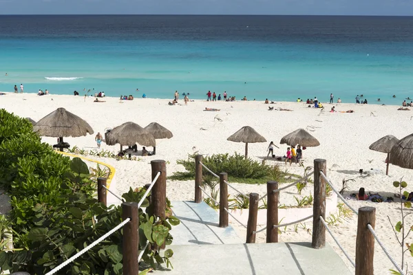 Touristen genießen das sonnige Wetter und entspannen sich am schönen Strand in Cancun, Mexiko — Stockfoto