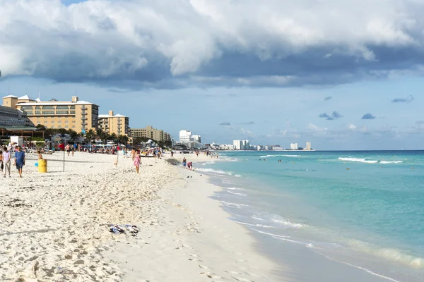 Los turistas disfrutan del clima soleado y relajarse en la hermosa playa en Cancún, México — Foto de Stock