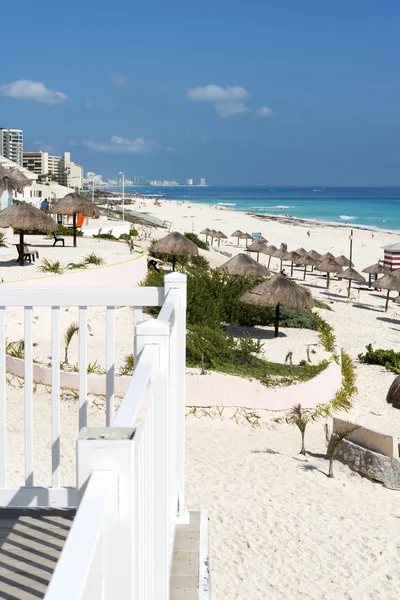 Uma vista da bela praia em Cancun, México — Fotografia de Stock