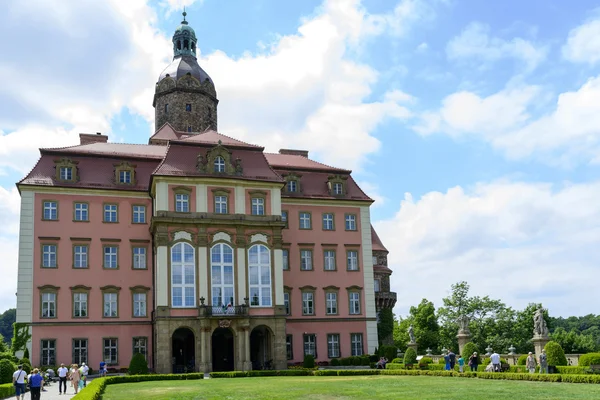 Los turistas disfrutan del hermoso clima y visitan el Ksiaz el 4 de junio de 2015 en el distrito de Walbrzych, Polonia. . — Foto de Stock