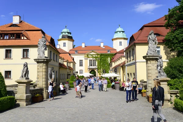 Vista da entrada no Castelo de Ksiaz em 4 de junho de 2015 no distrito de Walbrzych, Polônia . — Fotografia de Stock