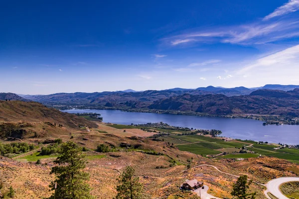 Landscape with mountains and lake — Stock Photo, Image