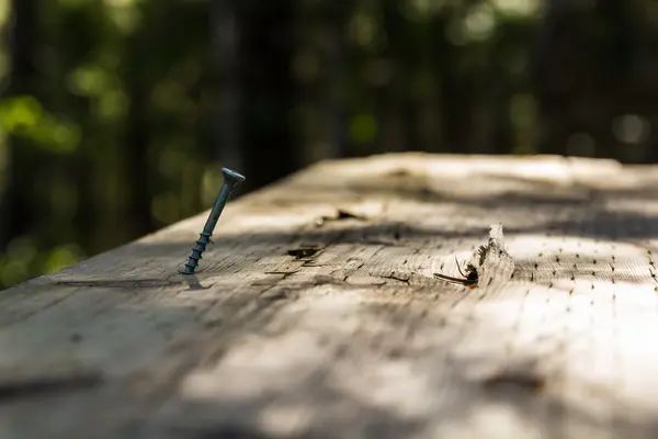 Schroef op oude houten bureau. — Stockfoto