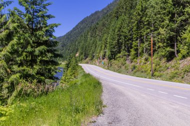 Kırsal yol nehir boyunca