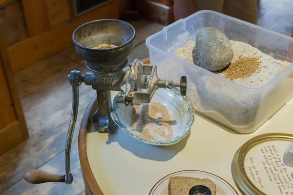 Flour manual grinding