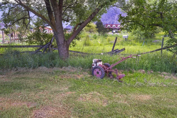 Oude landbouw machine op een groen gras — Stockfoto
