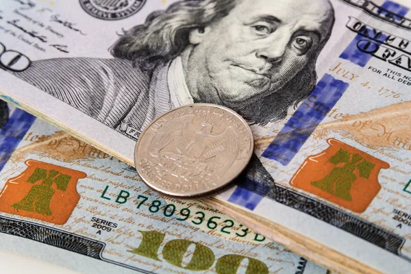 US Currency with one quarter coins — Stock Photo, Image