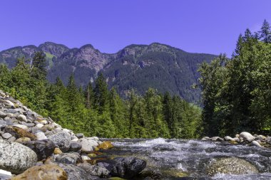 Yatay, dağlar, ağaçlar ve Nehri