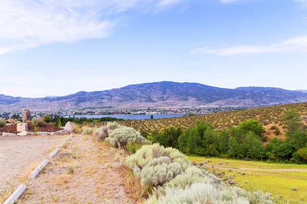 Landscape with mountains and lake — Stock Photo, Image