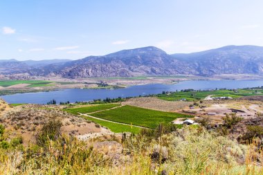 Dağlar ve göl manzarası