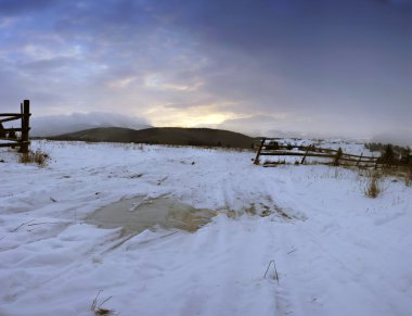 Sunrise kış dağlarda. Sunrise Karpat Dağları, Ukrayna