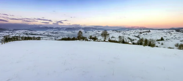 冬天山上的日出 在乌克兰喀尔巴阡山脉的日出 — 图库照片