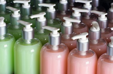 vücut bakım ve güzellik ürünleri plastik şişe ile kompozisyon