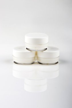 Boş beyaz yüz kremi kavanoz izole beyaz arka plan üzerinde