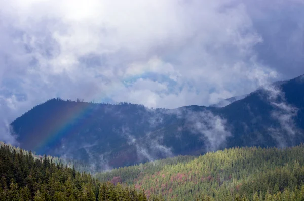 Berglandschaft Mit Einem Regenbogen — Stockfoto