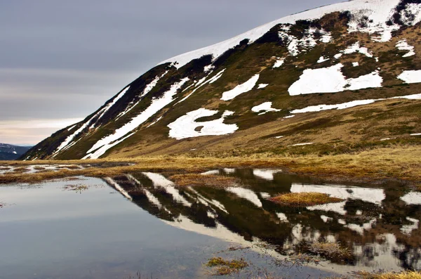 Paisagem Lago Com Água Transparente Montanhas Distantes Refletida Águas Ainda — Fotografia de Stock