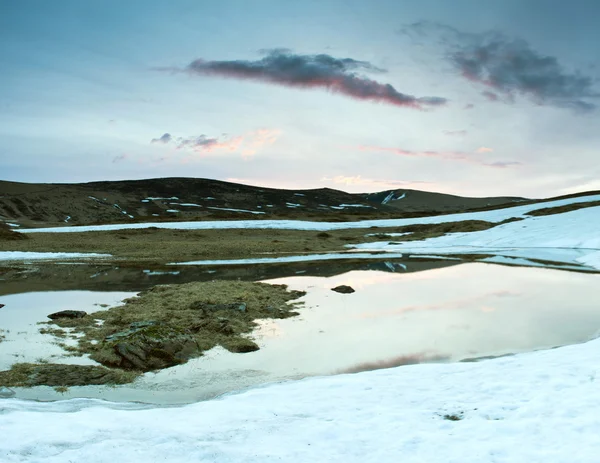 Piękno Północnej Przyrody Górskie Jezioro Wiosennym Krajobrazie — Zdjęcie stockowe