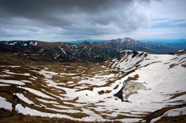 Kuzey doğanın güzelliği. Dağ nehir bahar peyzaj
