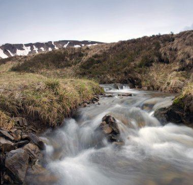 Kuzey doğanın güzelliği. Dağ nehir bahar peyzaj
