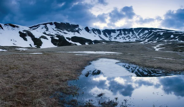 Bellezza Della Natura Del Nord Fiume Montagna Nel Paesaggio Primaverile — Foto Stock