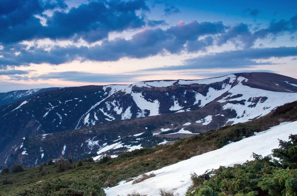 春の穏やかな山湖氷の風景 — ストック写真