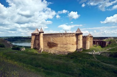 Hotin Kalesi Dniester nehir üzerinde. Dramatik mavi gökyüzü. Ukrayna