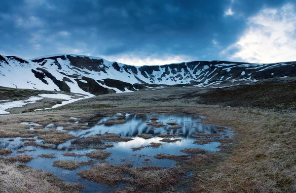 Beauté de la nature nordique. Rivière de montagne au printemps paysage — Photo