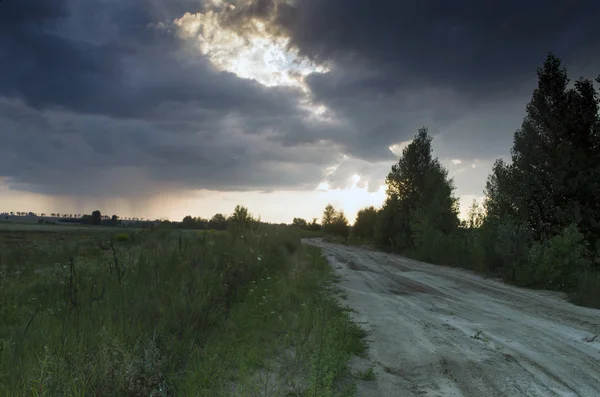 Загородная дорога и закат — стоковое фото