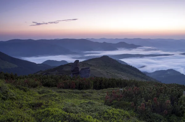 Paisagem planalto montanha noite (Cárpatos, Ucrânia ) — Fotografia de Stock